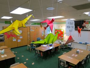 Dinosaur Room Ideas, Dinosaur Theme Classroom, Dinosaur Bulletin Boards, Ceiling Decoration Ideas, Dinosaur Display, Dinosaur Origami, Dinosaur Classroom, Dinosaur Lesson, Dinosaur Theme Preschool