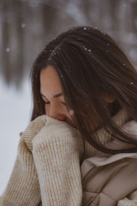 Winter Portraits Photography, Winter Senior Pictures, Couple Photography Winter, Snow Photoshoot, Winter Portraits, Snow Pictures, Snow Photography, Winter Photoshoot, Stylish Photo Pose