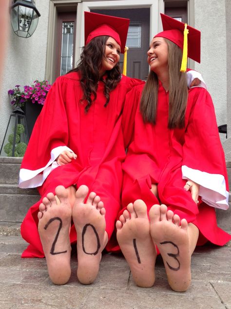 A great graduation picture with your best friend! Graduation Pic Ideas, Friend Graduation, 8th Grade Graduation, Graduation Photography, Senior Graduation, Grad Pics, Grad Photos, Graduation Celebration, Graduation Photos