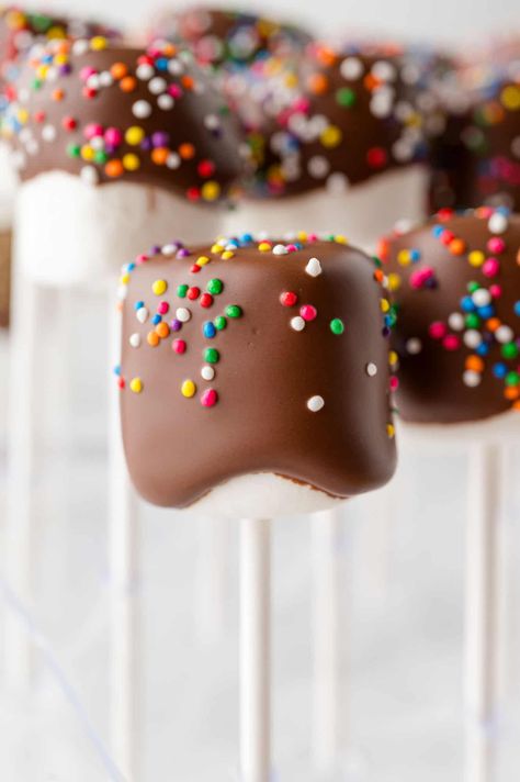 Looking for a super easy, last minute treat for birthdays or holidays? Chocolate covered marshmallows to the rescue! Kids (and grownups) love them and they're a cinch to put together. Easy Marshmallow Deserts, Fun Bake Sale Ideas, Holiday Desserts To Sell, Easy Treats To Make And Sell, Marshmallow Birthday Party Ideas, Kids Bake Sale Ideas, Christmas Bake Sale Treats, Bake Sale Ideas Easy, Snacks To Sell