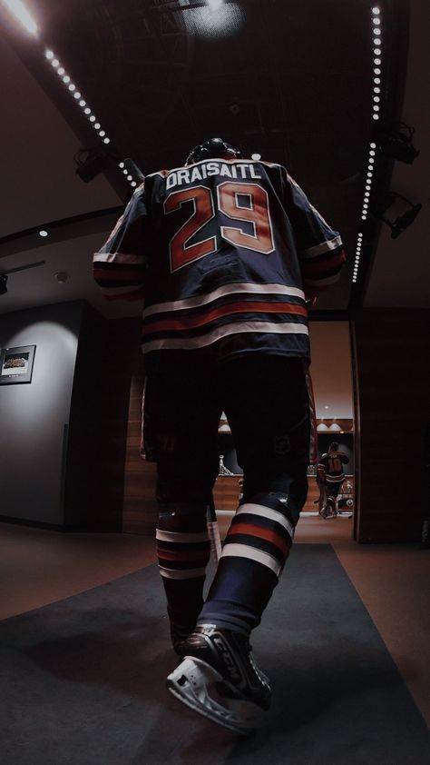 Leon Draisaitl Wallpaper, Nhl Aesthetic, Sports Aesthetics, Leon Draisaitl, Guy Aesthetic, Nhl Wallpaper, Oilers Hockey, Bruins Hockey, Hockey Stuff