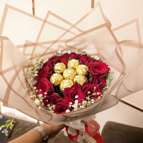 Roses n Rochers bouquet 💕 For ur loved ones ❤️ Can b customised Dm for more details..9321613200. . . (Roses, Ferrero rochers, bouquet, baby breath, gypsy,) . #ferrerorocher #roses #flowers🌸 #chocolover #bouquet #chocolatebouquet #rosebouquet Bouquet Baby Breath, Ferrero Bouquet, Ferrero Rocher Bouquet, Instagram Roses, Instagram Creative Ideas, Baby Breath, Glitter Roses, Chocolate Bouquet, Ferrero Rocher