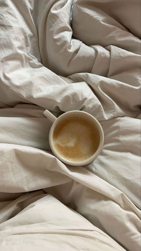 Coffee In Bed, Coffee Obsession, Coffee Photos, Aesthetic Coffee, Beige Aesthetic, A Cup Of Coffee, Jolie Photo, Aesthetic Images, Story Instagram