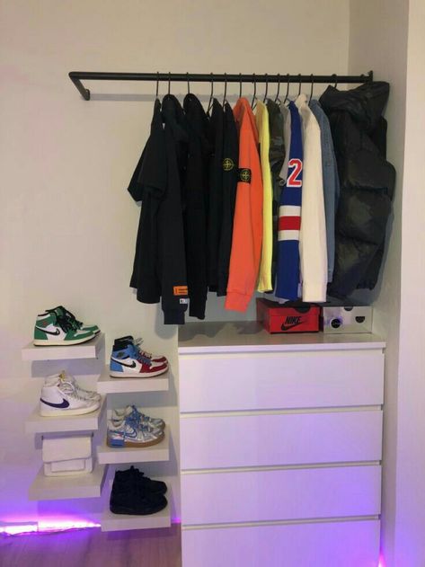 Mens Room Decor, Sneakerhead Room, Zimmer Diy, Mens Bedroom Decor, Hypebeast Room, Mens Bedroom, Bedroom Setup, Pinterest Room Decor, Clothes And Shoes