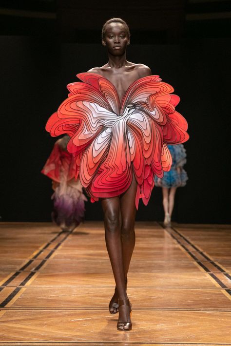 Iris Van Herpen: Spring 2019 - The New York Times Iris Van Herpen Couture, Iris Van Herpen, King Fashion, Principles Of Design, Couture Mode, Weird Fashion, Futuristic Fashion, Sketch Inspiration, Live Fashion