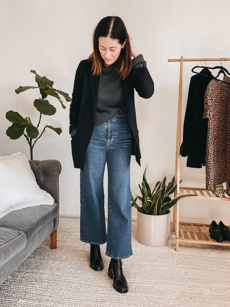 Wide Leg Pants Outfit Boots, What Shoes To Wear With Wide Leg Crop Pants, Wide Leg Pants Shoes Outfit, Wide Leg Jeans Ankle Boots, Wide Jeans Shoes, Wide Jeans Outfit Fall, Wide Leg Frayed Jeans Outfit, Wide Leg Pants And Boots Outfit, Wide Leg Pants Outfit 2023