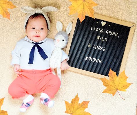 Letter Board 3 Months Old, One Month Letter Board, Funny Milestone Letter Board, 1 Month Baby Captions, 3 Month Old Milestones Quotes, 3 Months Old Baby Caption, 3months Baby Photoshoot Ideas, 3 Month Old Milestones Pictures, 3 Months Baby Photography Ideas