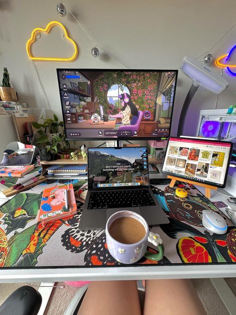 Animation Desk Setup, Artsy Desk Setup, Graphic Designer Desk Setup, Laptop Setup Aesthetic, Digital Artist Desk Setup, Digital Art Setup, Gen Z Office, Laptop Desk Setup, Streaming Aesthetic