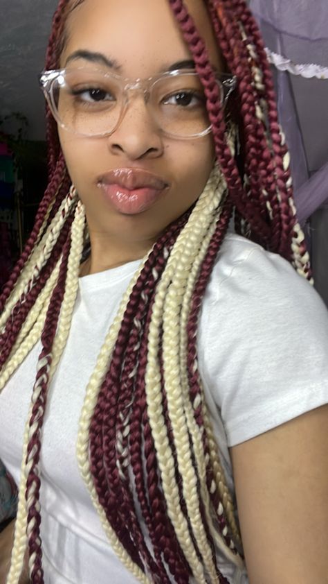 Burgundy And Blonde Peekaboo Braids, Red And White Braids For Black Women, Red Braids With Blonde Highlights, Red And Blonde Boho Braids, Burgundy Blonde Braids, Red And Blonde Hair Color Braids, Maroon And Blonde Braids, Red And Blonde Knotless, Blonde And Red Box Braids