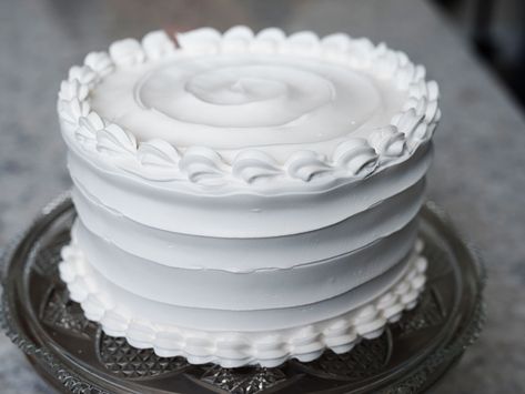 White Frosting Cake, Frosting For White Cake, Vow Ideas, Italian Wedding Cakes, Dessert Gifts, White Cakes, Simple Cake Designs, White Frosting, Dessert Toppings