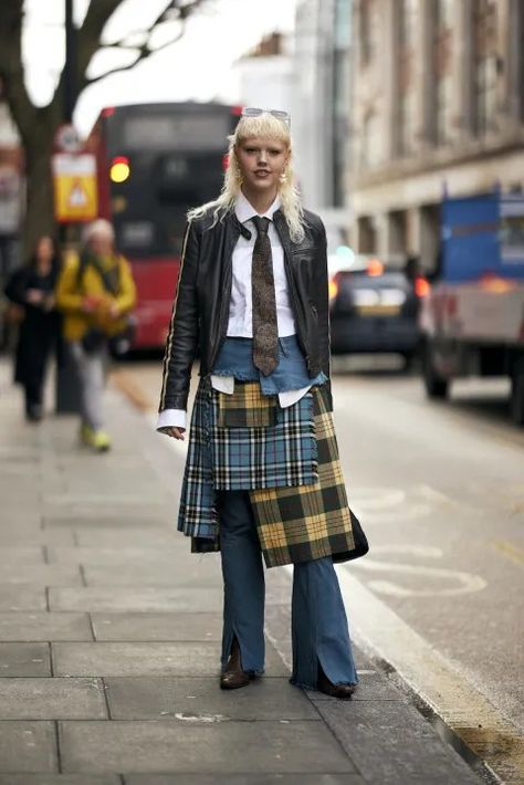 London Street Style Winter, Tartan Outfit, Eclectic Outfits, Punk Street Style, Punk Style Outfits, Tartan Fashion, Kilt Outfits, Nyc Fashion Week, London Fashion Week Street Style