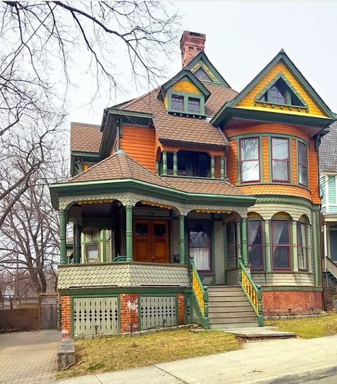 Funky Houses Exterior, Cottage Homes Interior, Funky Houses, Painted Lady House, Victorian House Colors, Houses Exterior, Victorian Exterior, Creepy Houses, Victorian Style Homes