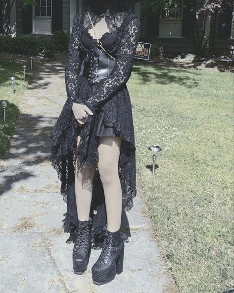 Goth Outfits With Long Skirts, Fairygoth Outfit, Goth 90s Fashion, Goth Prom Outfit, Goth Outfits For Women, Goth Dress Aesthetic, Tomboy Goth, Romantic Goth Fashion, Trad Goth Outfit