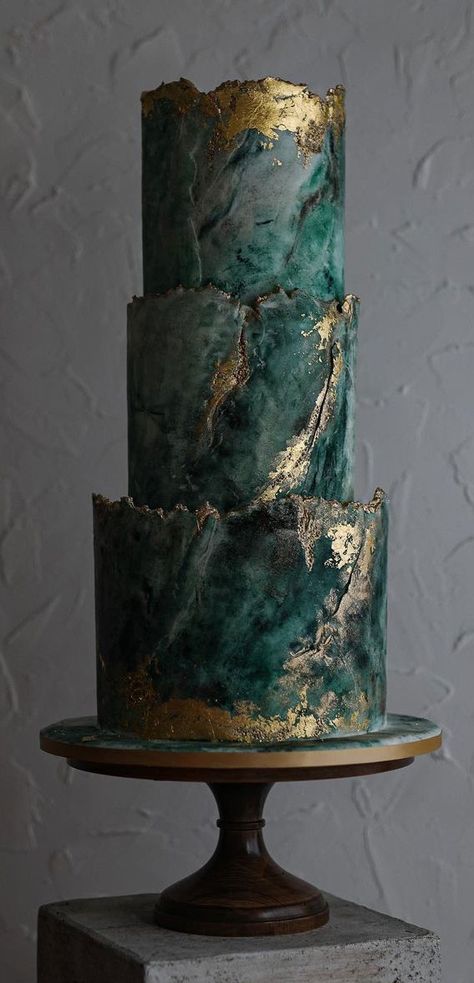 Dark Green Wedding Cakes, Fall Wedding Cake Ideas, Wedding Cake Fall, Emerald Wedding Cake, Wedding Cake Emerald Green, Green Quinceanera Theme, Emerald Wedding Colors, Emerald Green Wedding Theme, Autumn Wedding Cakes