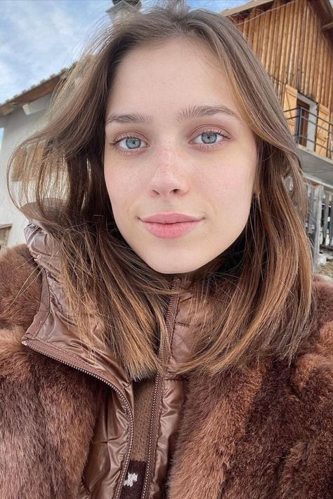 The French Girl Winter Skincare Routine you need to know to avoid dry skin this season! French Beauty Routine, Winter Skincare Routine, Seasonal Skincare, Winter Beauty Tips, French Beauty Secrets, Winter Skin Care Routine, Winter Skincare, French Skincare, French Beauty