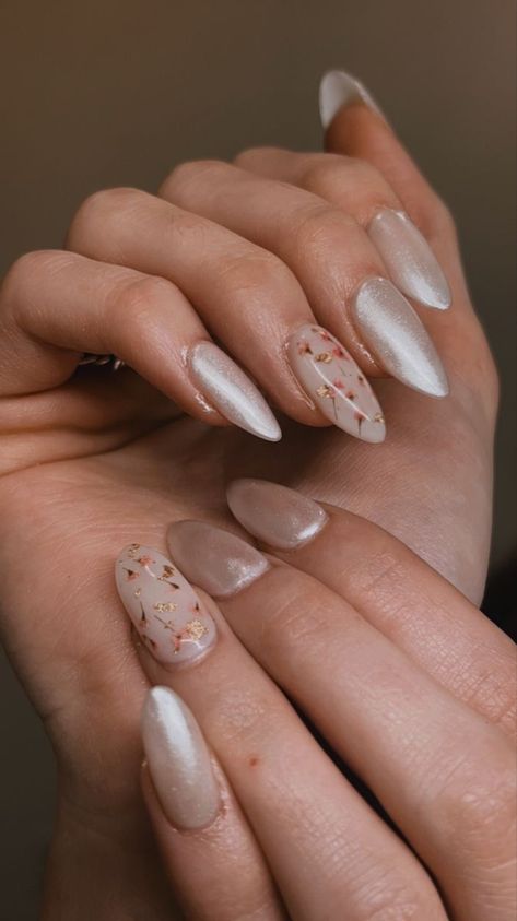 Nail Design With Dried Flowers, Flower Nails With Gold Flakes, Gold Flake Pedicure, Pearl Nails With Flowers, Chrome Nails With Gold Flakes, Nude Spring Nails With Flowers, Wedding Nails Dried Flowers, Spring Nails With Dried Flowers, Nails With Pressed Flowers