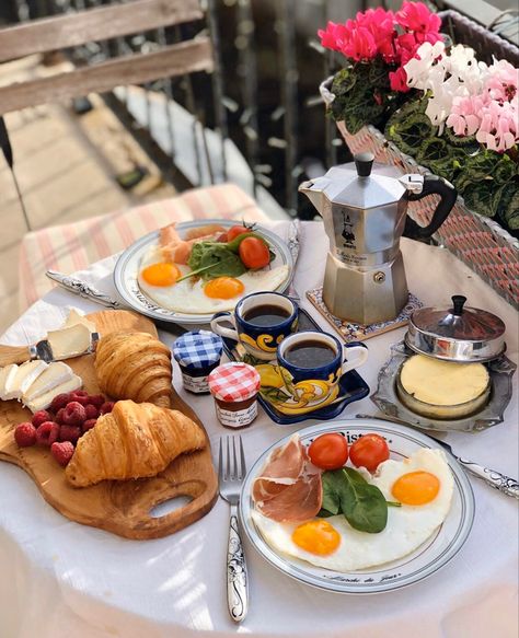 Breakfast Ideas Picnic, Breakfast On Balcony, Beach Breakfast Ideas, Breakfast Balcony, Breakfast Picnic, Fondue Party, Hotel Breakfast, Picnic Inspiration, Health Dinner