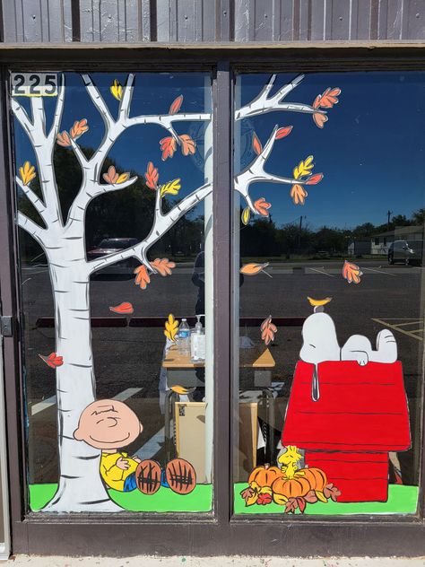 Snoopy, Halloween Store Decorations, Fall Charlie Brown, Fall Store Window Displays, Fall Window Painting, Fall Window Decorations, Window Art Diy, Halloween Window Display, Autumn Window Display