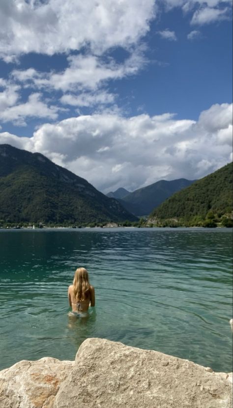 girl with blond hair in mountain lake (lago di ledro) seen from the back Lake Day Pictures Aesthetic, Poses In Water, Aesthetic Lake Pictures, Idea For Summer, Hallstatt Austria, Picture Picture, Lake Vacation, Lake Photos, Insta Pics