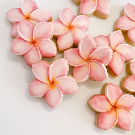 NEN - CUSTOM COOKIES + CAKES on Instagram: "My favorite flower, well actually the white and yellow ones but these are just as pretty. Fun fact: My husband will always grab me a flower if we see one . . . #nenbakes #hawaiicookies #madeinhawaii #oahucookies #customcookies #decoratedcookies #prettycookies #talentedcookier #talentedbaker #plumeria #plumeriacookies #hawaiianflower #thesugarart #elite" Hawaiian Birthday Cakes, Hawaiian Cookies, Summer Birthday Cake, Surf Cake, Heart Birthday Cake, Hawaiian Cake, Cookie Decorating Icing, Flower Sugar Cookies, Fruit Platter Designs