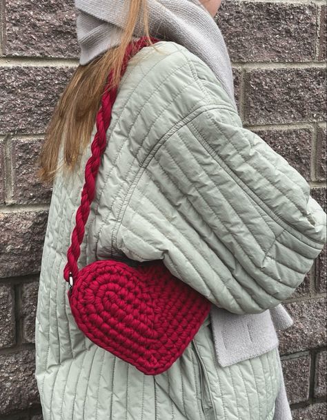 Crochet Bag Outfit Aesthetic, Knitted Bags Aesthetic, Knitting Aesthetic Ideas, Crochet Bag Inspiration, Crochet Aesthetic Ideas, Heart Bag Crochet, Crochet Bag Outfit, Heart Crochet Bag, Aesthetic Crochet Bag