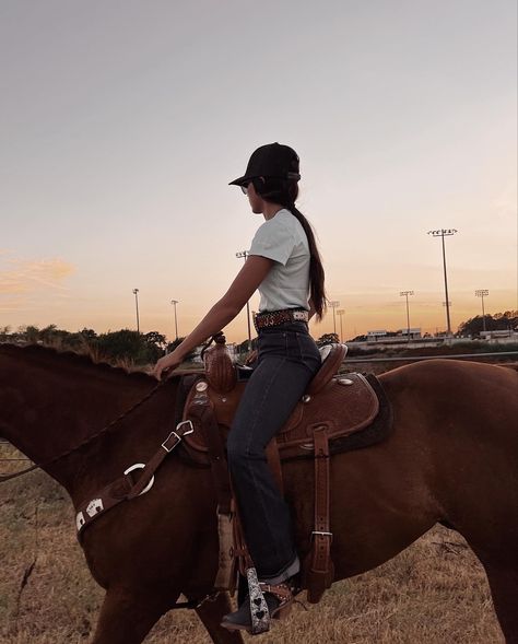 Country Girl Aesthetic, Foto Cowgirl, Western Girl Outfits, Pictures With Horses, Western Photoshoot, Horse Riding Outfit, Casual Country Outfits, Cute Horse Pictures, Barrel Racing Horses