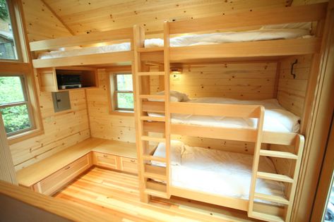 Bunkhouse With Bathroom, Bunk Room Ideas, Shed Tiny Home, Toilet Outdoor, Farmhouse Mudroom, Lego Room, Upstairs Bedroom, Cottage Cabin, Cottage Rental