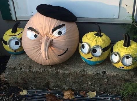 Cute Painted Pumpkin Ideas, Julkransar Diy, Minion Pumpkin, Creative Pumpkin Painting, Creative Pumpkin Decorating, Cute Pumpkin Carving, Minion Halloween, Table Halloween, Pumpkin Decorating Contest