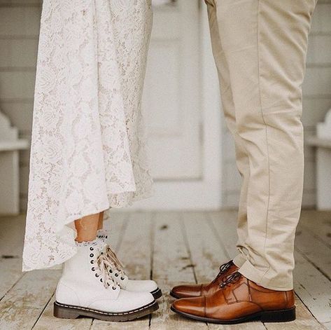 Brides Shoes, Dress With Converse, Wedding Dr, Wedding Converse, Star Wars Wedding, Long Island Wedding, Bohemian Wedding Dress, Foto Casual, Magical Wedding