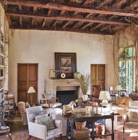 Rose tarlow Rose Tarlow Interiors, Santa Fe Living Room, Rose Tarlow Melrose House, Old World Home, Family Houses, Rose Tarlow, Italian House, Mediterranean Design, Casas Coloniales