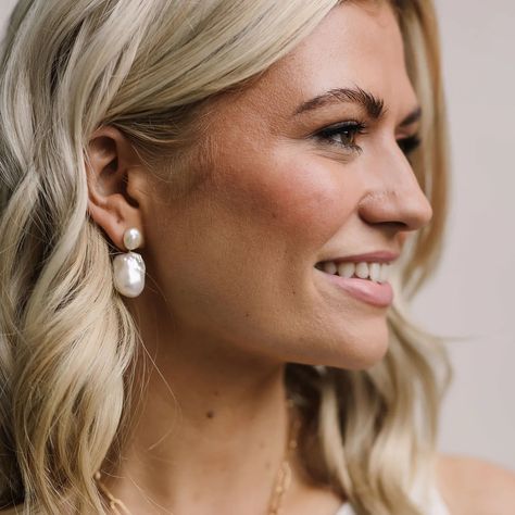 Which would you wear? 1, 2 or 3? Beautiful pearl earrings by @kiriandbelle Large Pearl Necklace, Bridesmaid Pearl Earrings, Large Pearl Earrings, Top Pearl, Pearl Statement Earrings, Dangle Earrings Wedding, Wedding Day Jewelry, Bridesmaid Pearls, Simple Pearl