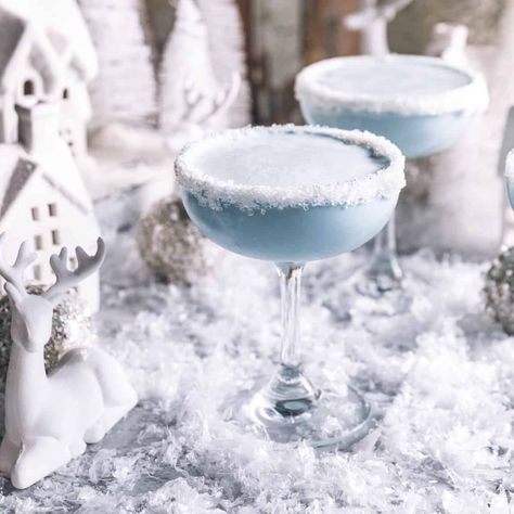 Jack Frost Cocktail with Empress Gin | Healthy Little Peach Essen, Ice Themed Cocktails, Jack Frost Martini, Winter Themed Drinks Cocktail Recipes, Winter Jack Cocktails, Snow Themed Cocktails, Gin Cocktails Winter, Blue Winter Cocktails, Snowy Cocktails