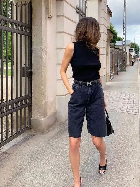 Denim Shorts Outfit Classy, Below Knee Shorts Outfit, Long Black Denim Shorts Outfit, Classy Sporty Outfits Summer, Long Khaki Shorts Outfit, Black Denim Bermuda Shorts Outfit, Long Shorts Street Style, Navy Biker Shorts Outfit, Classy Denim Shorts Outfit