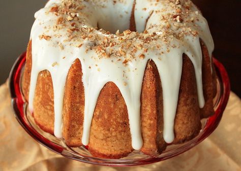 Jolts & Jollies: Bourbon Pecan Pound Cake with Bourbon Glaze Bourbon Dessert, Pecan Pound Cake, Pecan Desserts, Bourbon Recipes, Bourbon Glaze, Glaze For Cake, Boozy Desserts, Pecan Cake, Thanksgiving Desserts