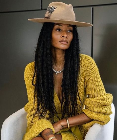 Fedora Hat With Locs, Locs And Fashion Black Women, Natural Hair Hat Styles, Women With Locs Fashion, Hats With Locs, Boho Chic Black Women, Boho Chic Outfits Black Women, Hat Outfits Black Women, Afro Bohemian Style