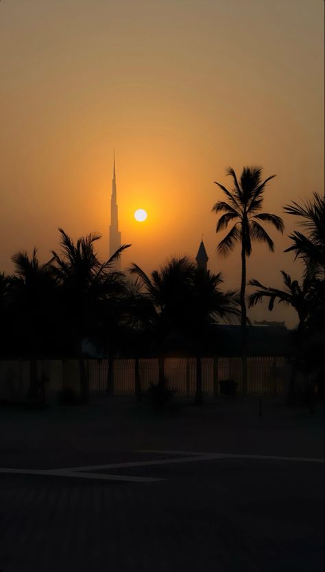 Dubai Sunset Aesthetic, Dubai Wallpaper, Wallpaper Dubai, Dubai Sunset, Love Song Quotes, Sunset Background, Desert Sunset, Rich Lifestyle, Painting Inspo