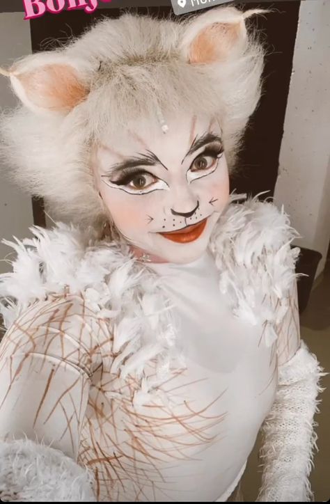 White Cat Costume Women, Scary Cat Costume, White Cat Makeup, Animal Stage Makeup, White Cat Costume, Cats Musical Makeup, Cats The Musical Makeup, Cats Wigs Musical, Cats Broadway Makeup