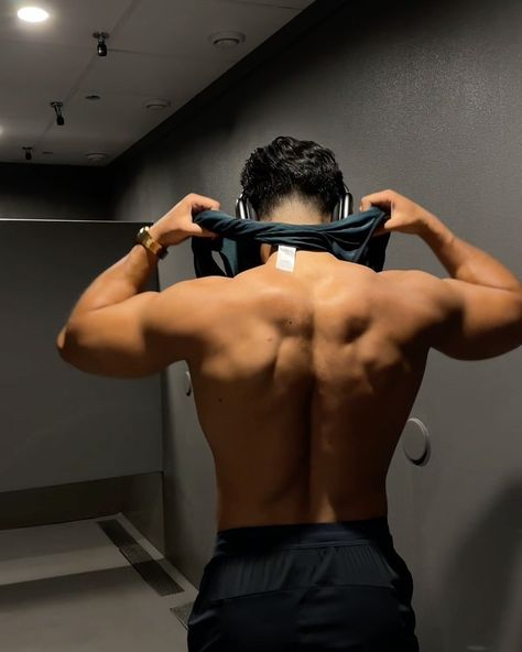 How’s the back lookin? | Instagram Men’s Back, Back Aesthetic Men, Muscular Back Male, Muscled Back, Guy Looking Back, Back Muscles Men, Mens Gym Outfits, Gym Boys, Muscular Back