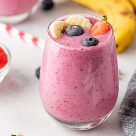 Almond Butter Smoothie Recipes, Vanilla Smoothie Recipes, Banana Yogurt Smoothie, Triple Berry Smoothie, Greek Yogurt Smoothie, Almond Butter Smoothie, Yogurt Smoothie, Smoothie Fruit, Mixed Berry Smoothie