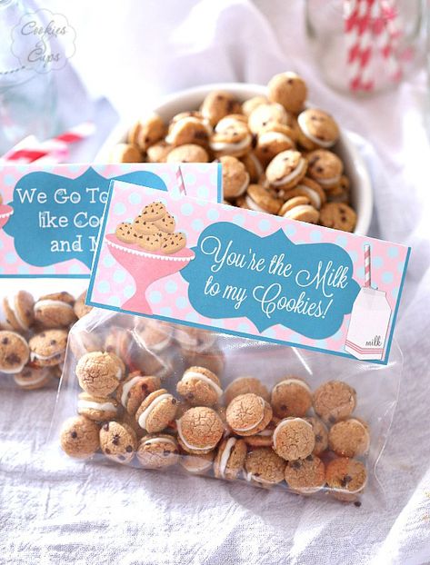 Cookies and Milk Snack Mix ~ A simple Snack Mix made with Cookie Crisp Cereal sandwiched together with white chocolate! Poppable, cute and simple! Cookie Crisp Cereal, Bake Sale Packaging, Cookies And Cups, Cookie Birthday Party, Cookie Shop, Cookie Crisp, Cookies Theme, Cookies And Milk, Cookies Ideas