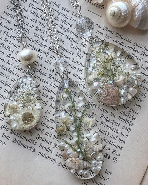 Make Up Mirror With Lights, Pale Flowers, Christmas Jewelry Diy, Mirror Illustration, Ethereal Jewelry, Diy Jewelry Set, Easy Crafts To Sell, Clay Keychain, Resin Crafts Tutorial