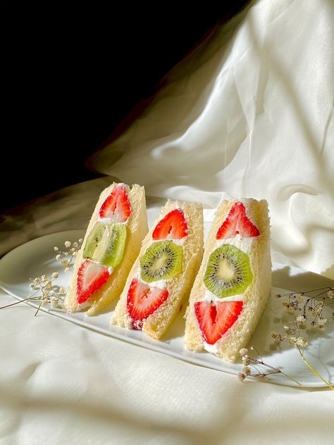 Japanese Fruit Sandwiches, Sandwiches Aesthetic, Fruit Sandwiches, Japanese Fruit, Sandwiches, Fruit, Cake