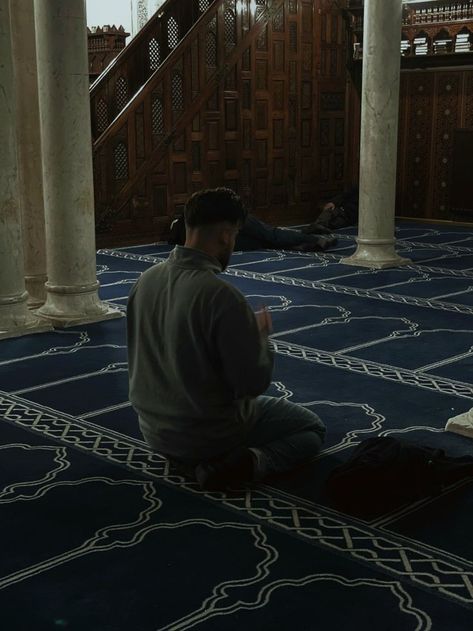 Pray Pictures Islam, Islam Man Aesthetic, Man Praying Aesthetic, A Man On His Deen, Islam Men Aesthetic, Praying Muslim Aesthetic, Pray Aesthetics Islam, Mohammed Core, Praying Islam Aesthetic