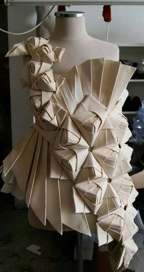 Origami Mode Origami, Fashion Design Inspiration, Origami Dress, Origami Fashion, Sculptural Fashion, Fabric Origami, Origami Patterns, Geometric Fashion, Paper Fashion