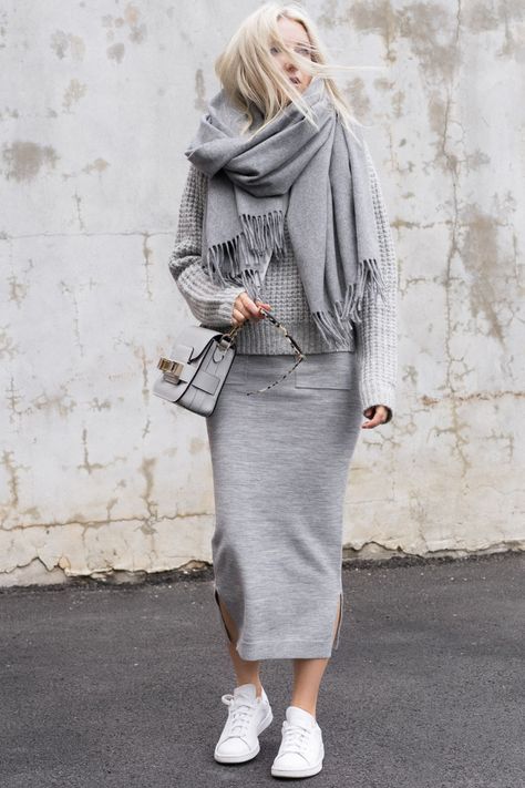 Mode Over 50, Vinter Mode Outfits, Fall Winter Fashion Trends, Sneakers Fashion Outfits, Fashion Trends Winter, Mode Casual, Grey Outfit, Rock Chic, Looks Street Style