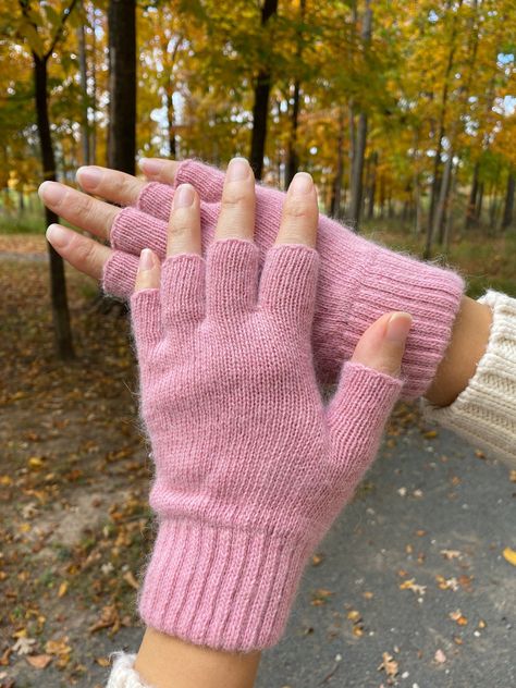 gloves Knitted Gloves Fingerless, Pink Winter Gloves, Colourful Winter Outfits, Crochet With Wool, Pink Fingerless Gloves, Winter Gloves For Women, Gloves Knitted, Knit Fingerless Gloves, Knitted Mittens Pattern