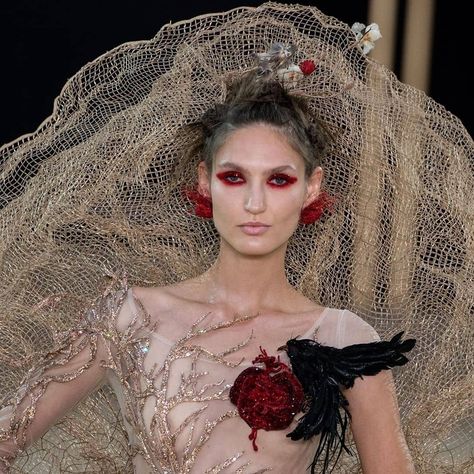 Haute Couture, Couture, Vampire Bride, Guo Pei, Runway Details, Bird Wings, Halloween Inspo, Couture Runway, Fall Jewelry