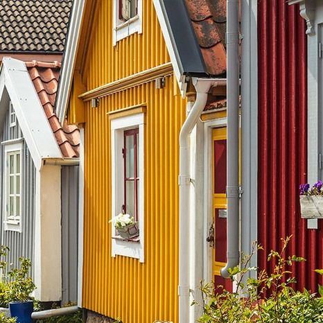 Scandinavian Red House, Traditional Norwegian House, Scandinavian Exterior House Colors, Scandinavian Exterior House, Nordic Exterior, Cottage Exterior Colors, Church Exterior, Scandinavian Exterior, Nordic Cottage