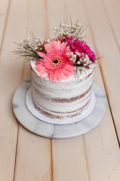 Flower cake Simple Cake With Real Flowers, Real Flower Cake Decorating, Real Flowers On Cake, Birthday Cake With Real Flowers, Real Flower Cake, Chocolate Cake Decoration, Fancy Desserts, Birthday Flowers, Easy Cake