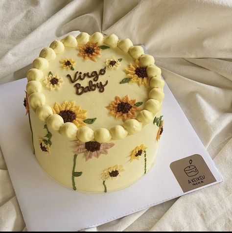 Sunflower Cake Aesthetic, Sunflowers Cake Ideas, Yellow Bday Theme, Birthday Cake Aesthetic Yellow, Yellow Aesthetic Cake, Sun Flower Cake Ideas, Sunflower Bento Cake, Birthday Cake With Sunflowers, Sunflower Mini Cake